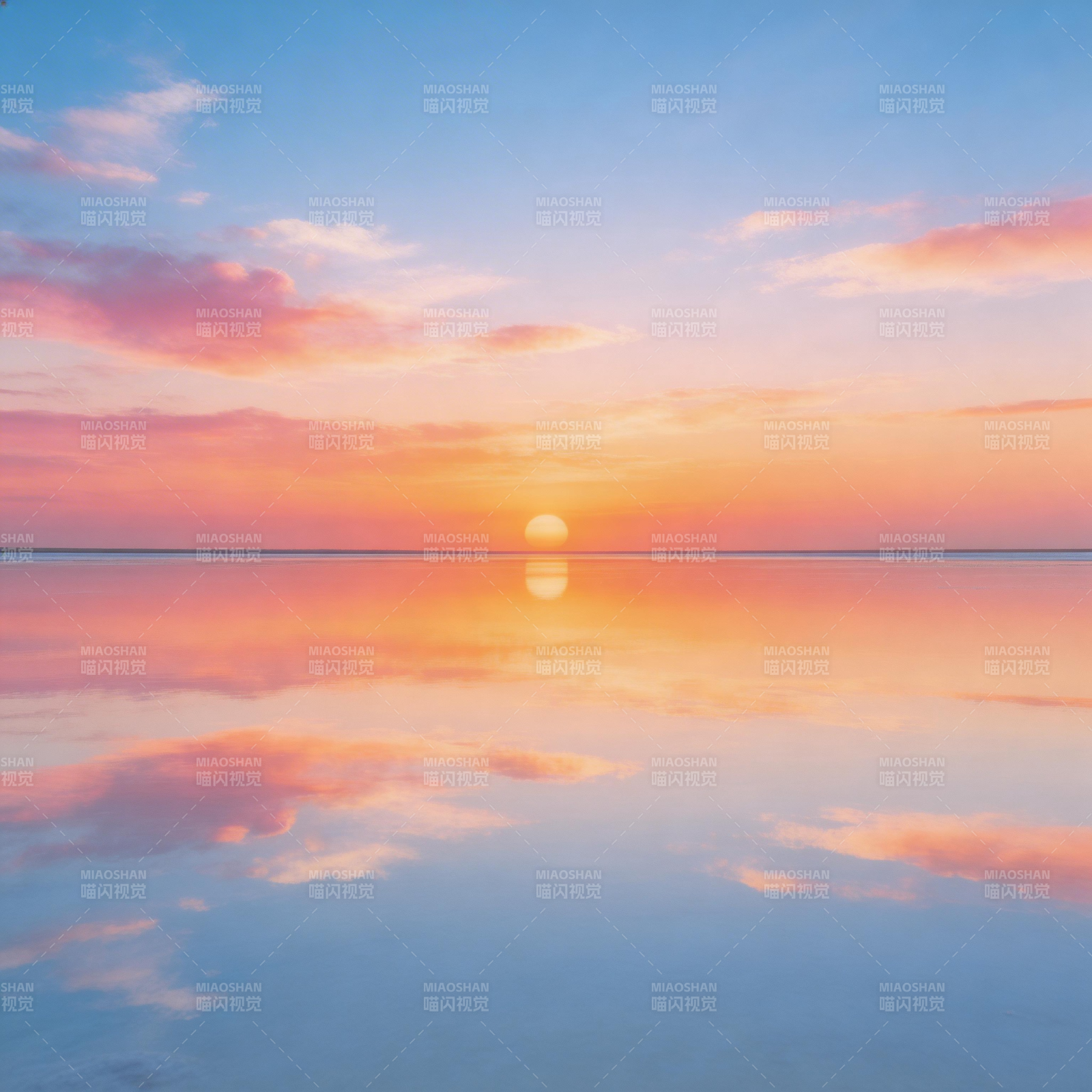 日落镜面 天光水色共染霞图片