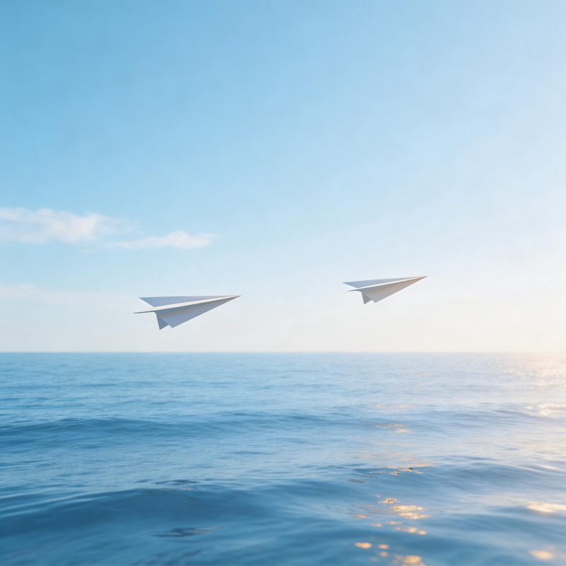 纸飞机飞越蔚蓝海面图片