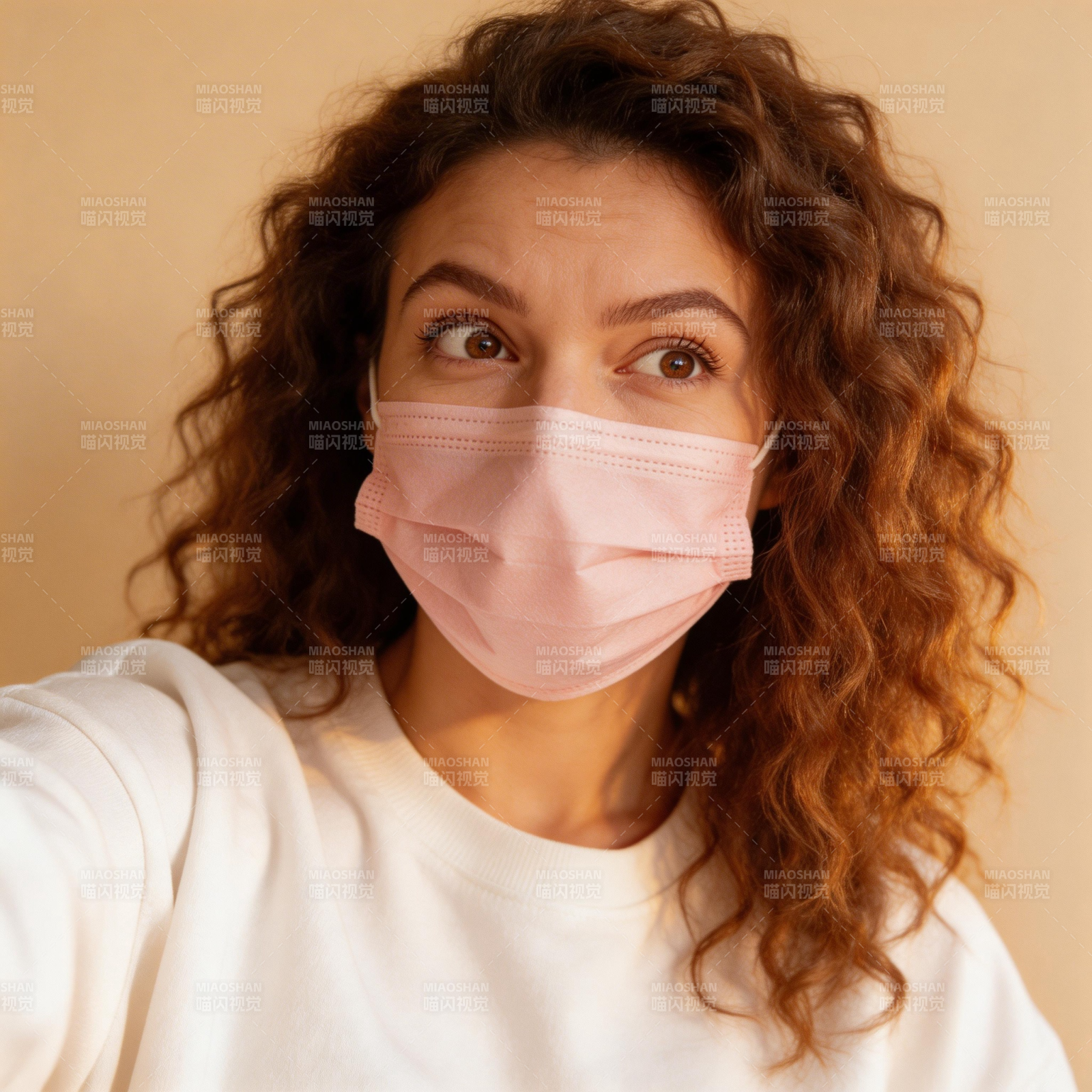 戴口罩的卷发女孩自拍图片