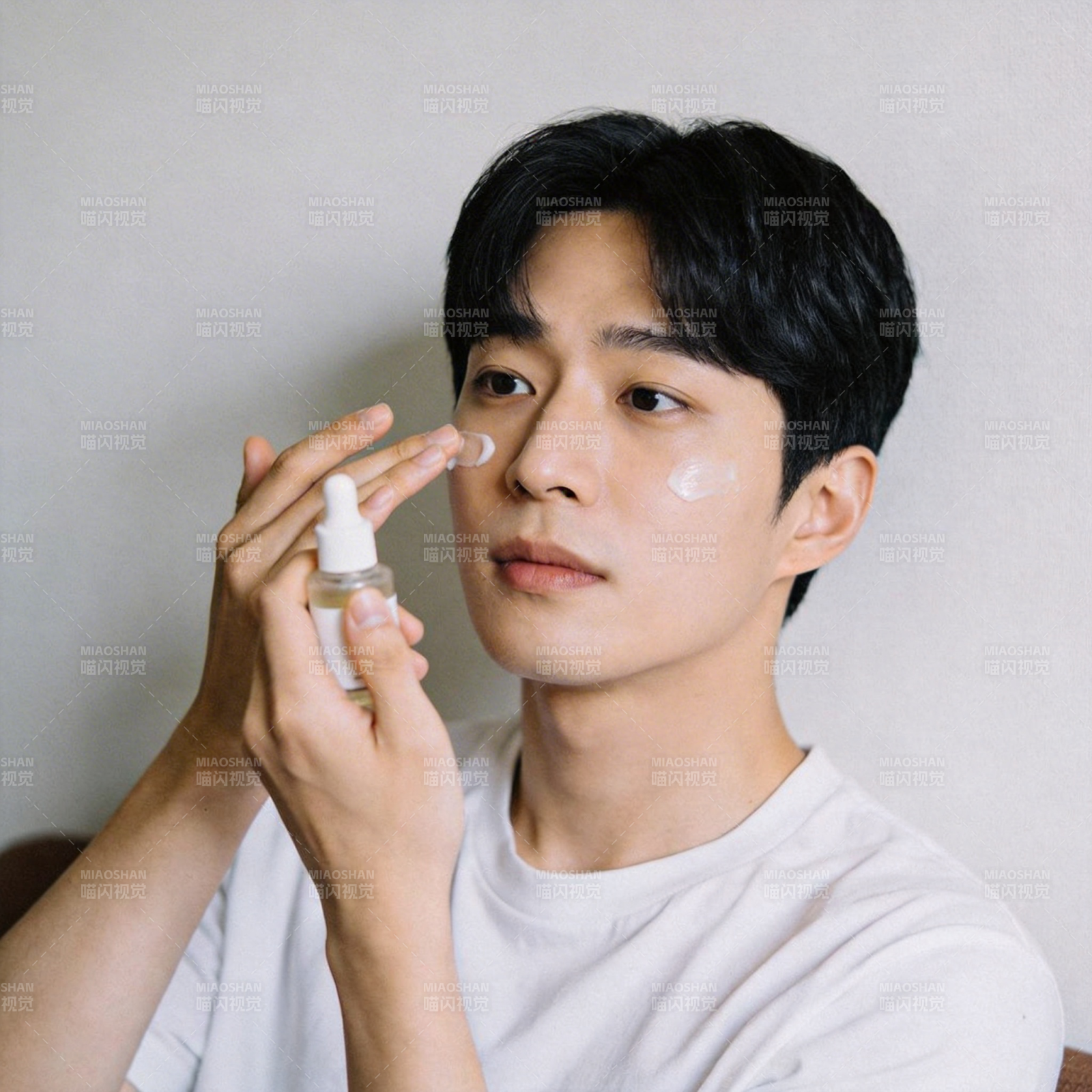 男生护肤 温柔涂抹精华液图片