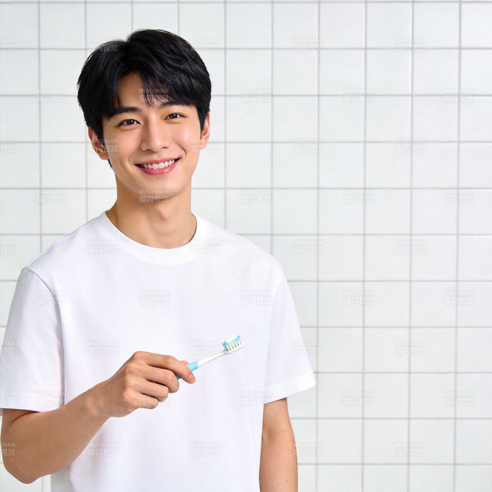 微笑青年持牙刷 洁净生活每一天图片