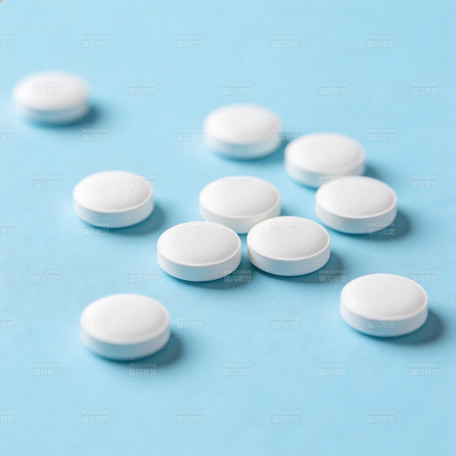 蓝底白药片散落图图片