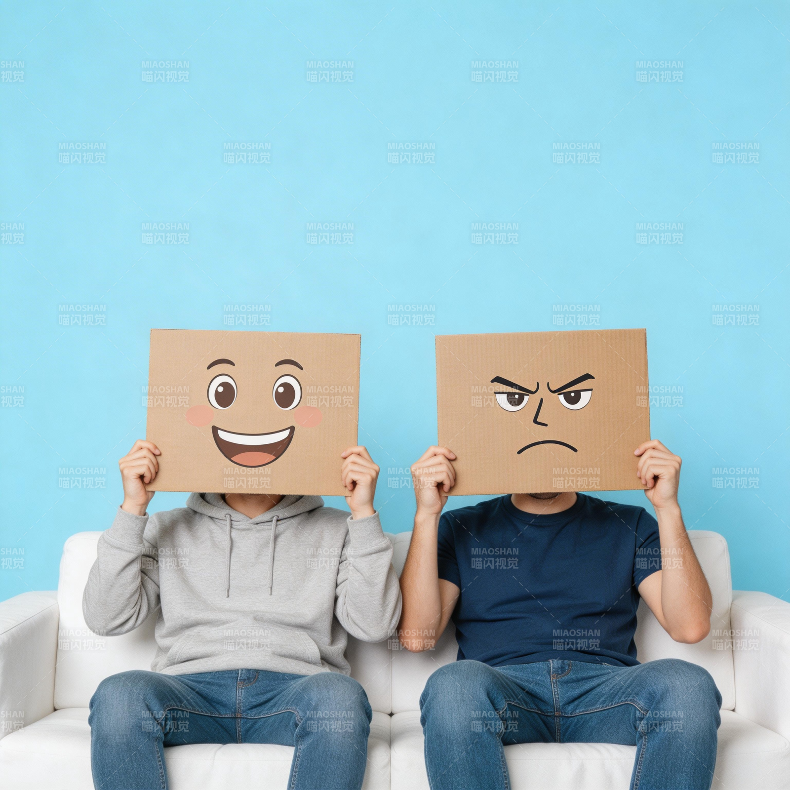 喜怒两脸 坐对沙发间图片