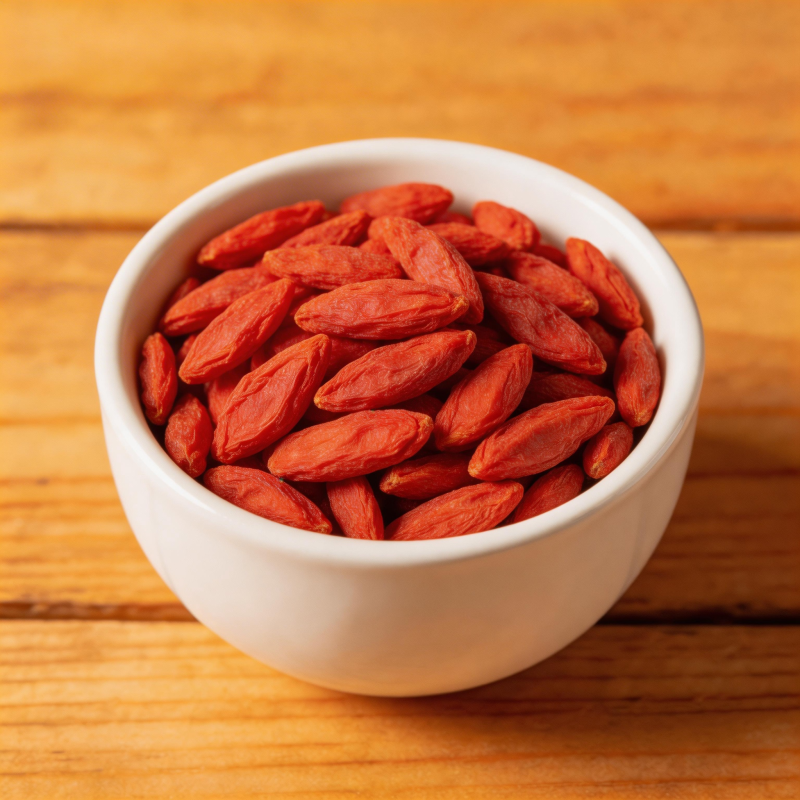 白碗盛红枸杞 木桌暖光映图片