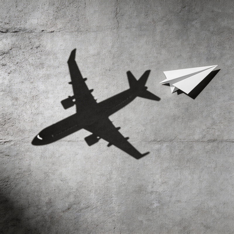 纸飞机与真机影共舞图片