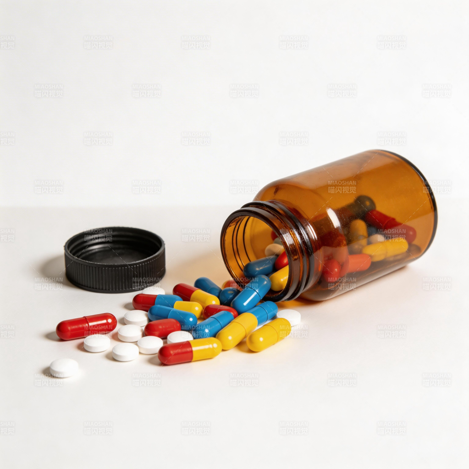 药瓶倾倒 彩丸散落图片