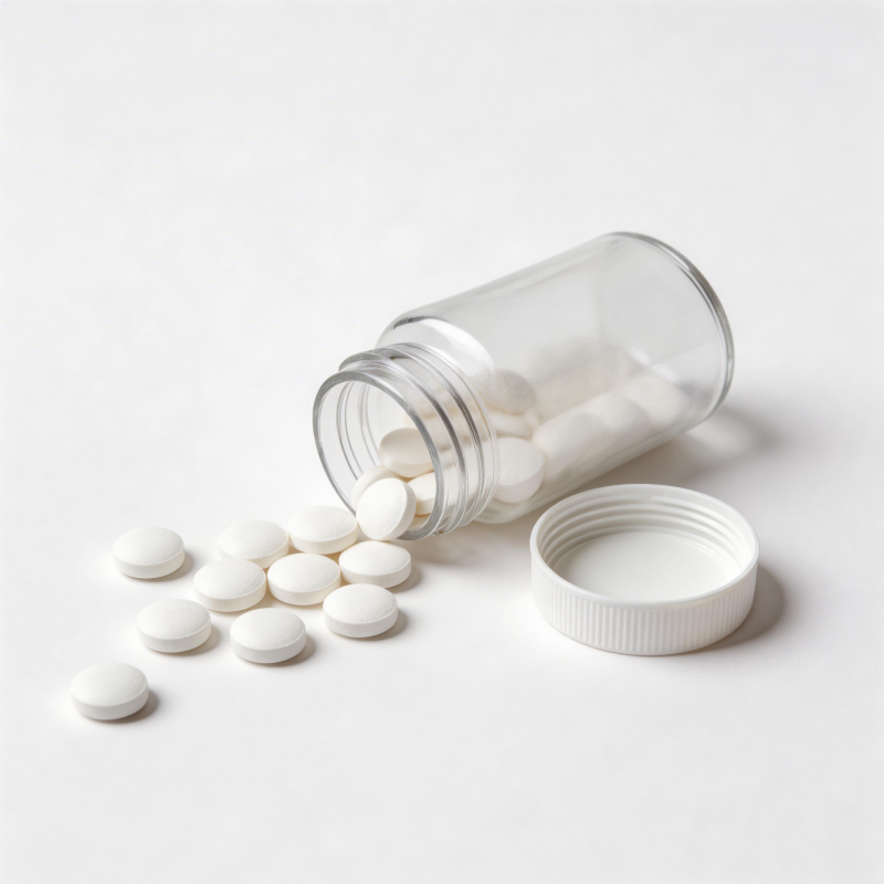 药瓶倾倒 白色药片散落图片