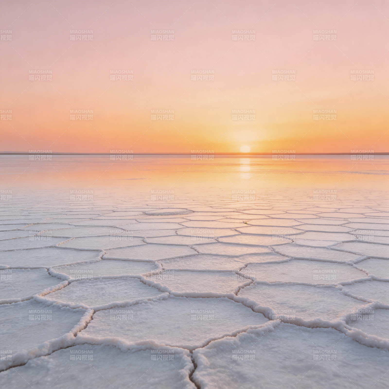 盐湖日落 六角裂纹映霞光图片