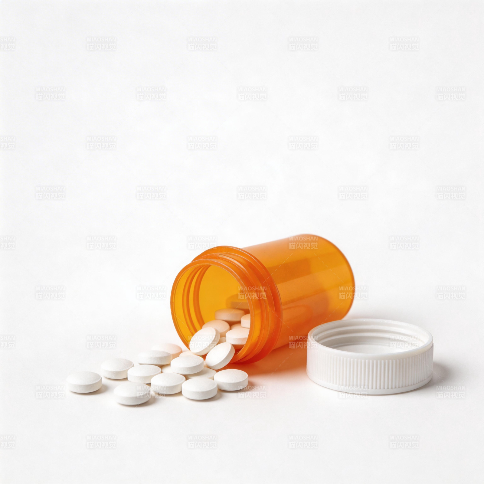 药瓶倾倒 白色药片散落图片