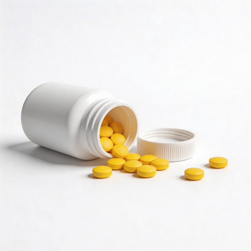 黄药片散落白瓶旁图片