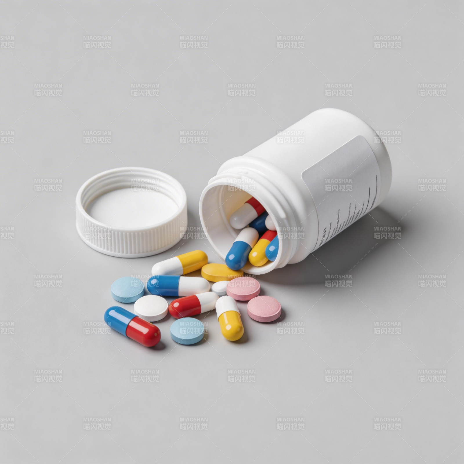 药瓶倾倒 彩丸散落图片