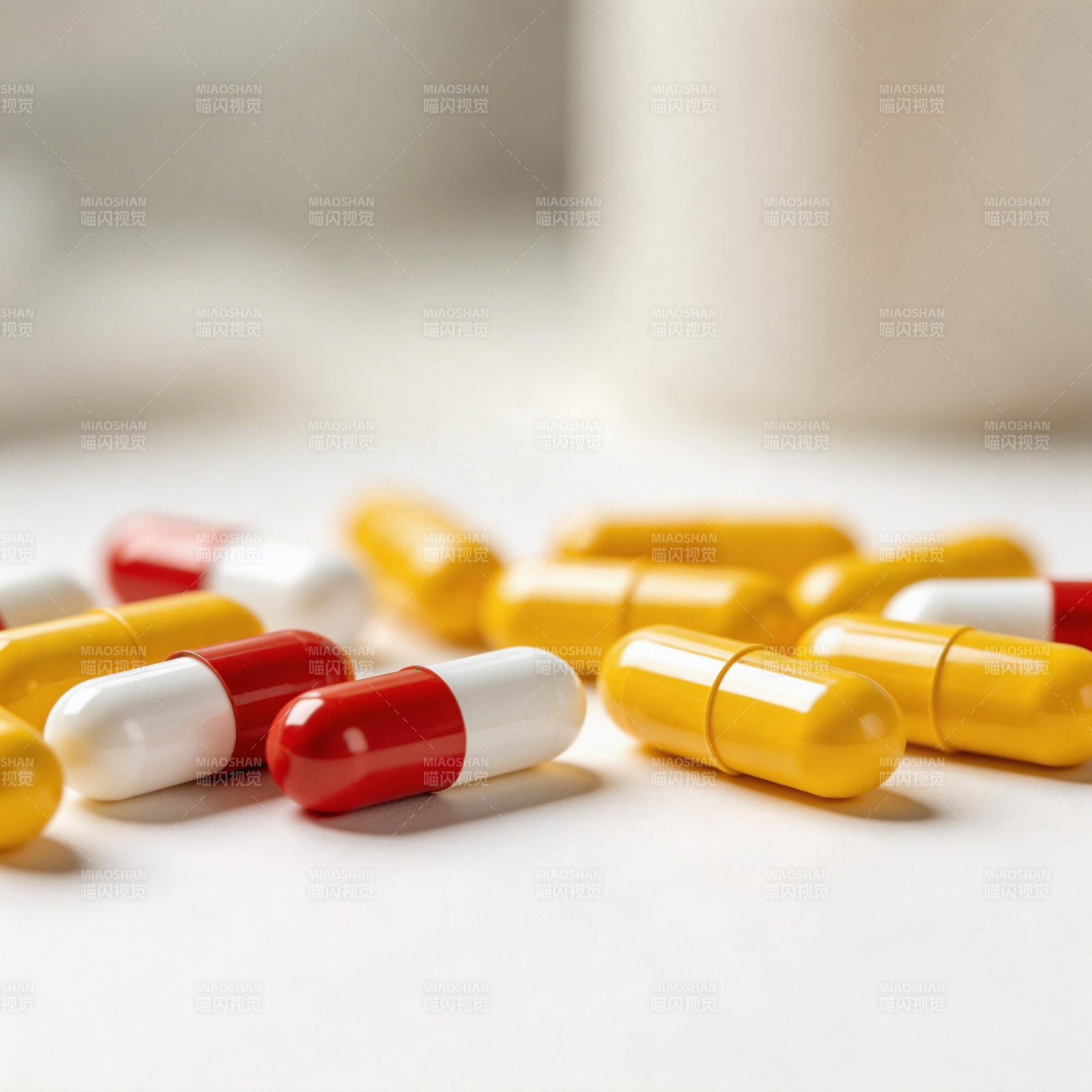 药丸散落 红黄白三色胶囊图片
