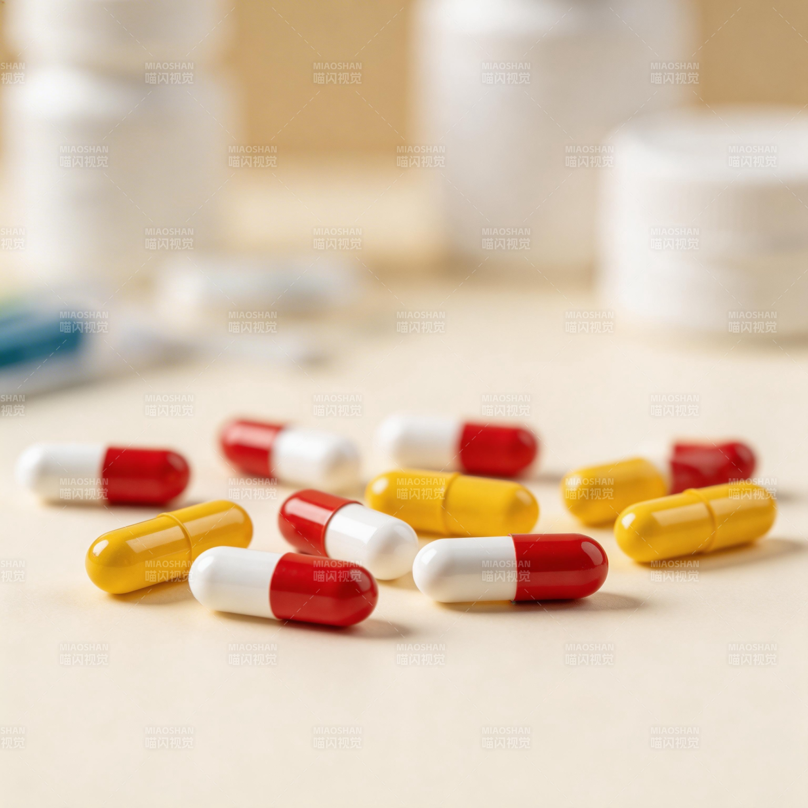 彩色胶囊散落桌面图片