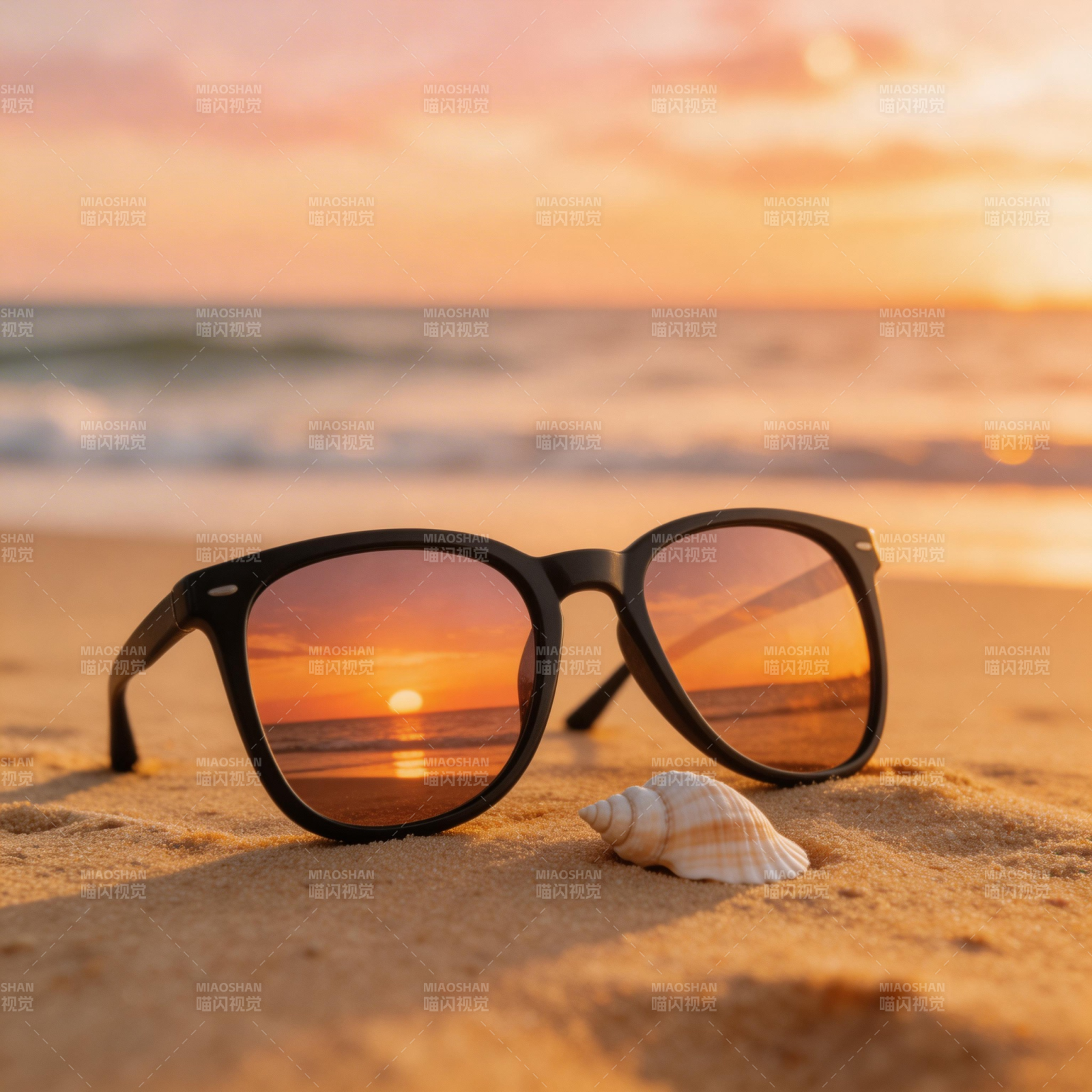 夕阳沙滩墨镜与贝壳图片