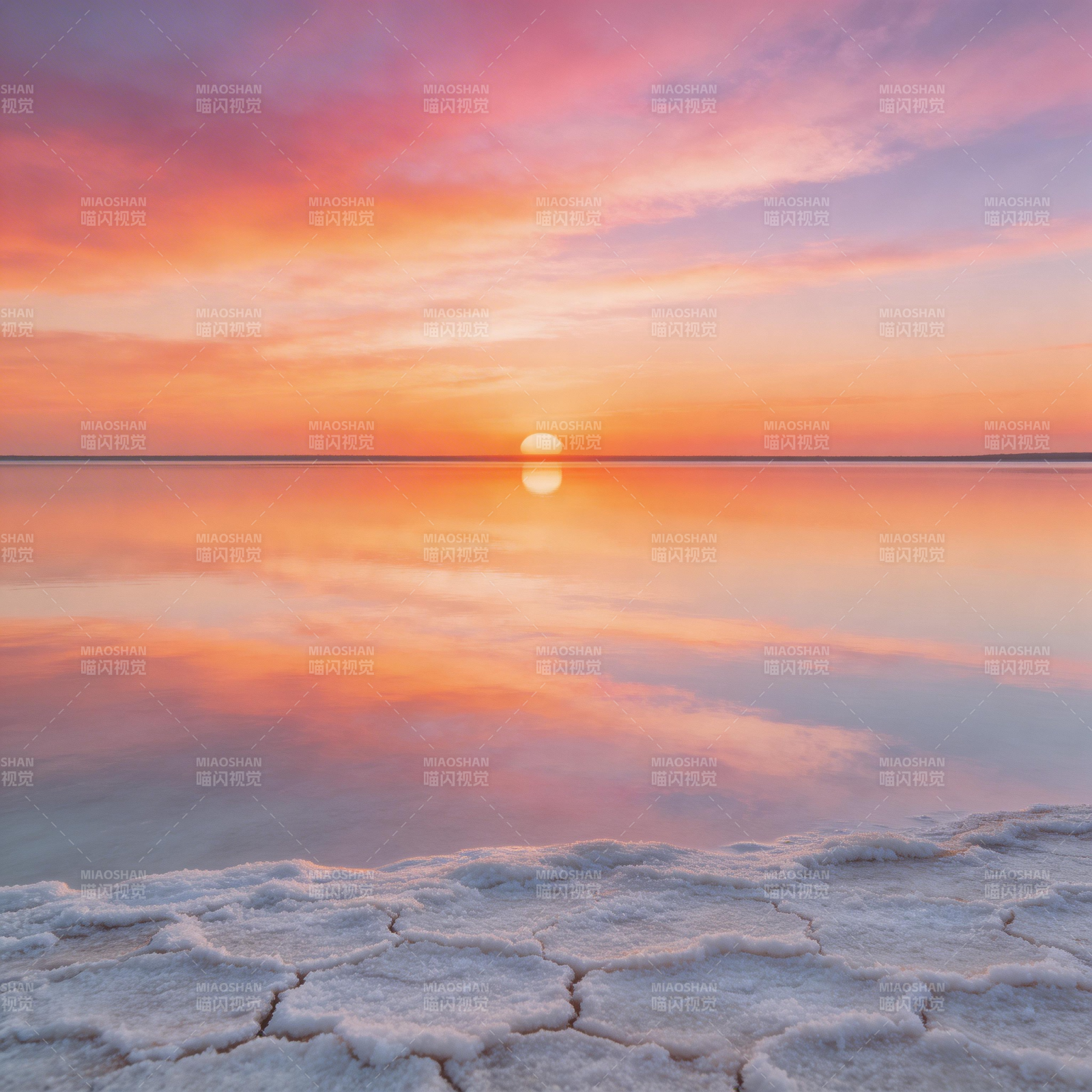 盐湖日落 天光水色共燃霞图片