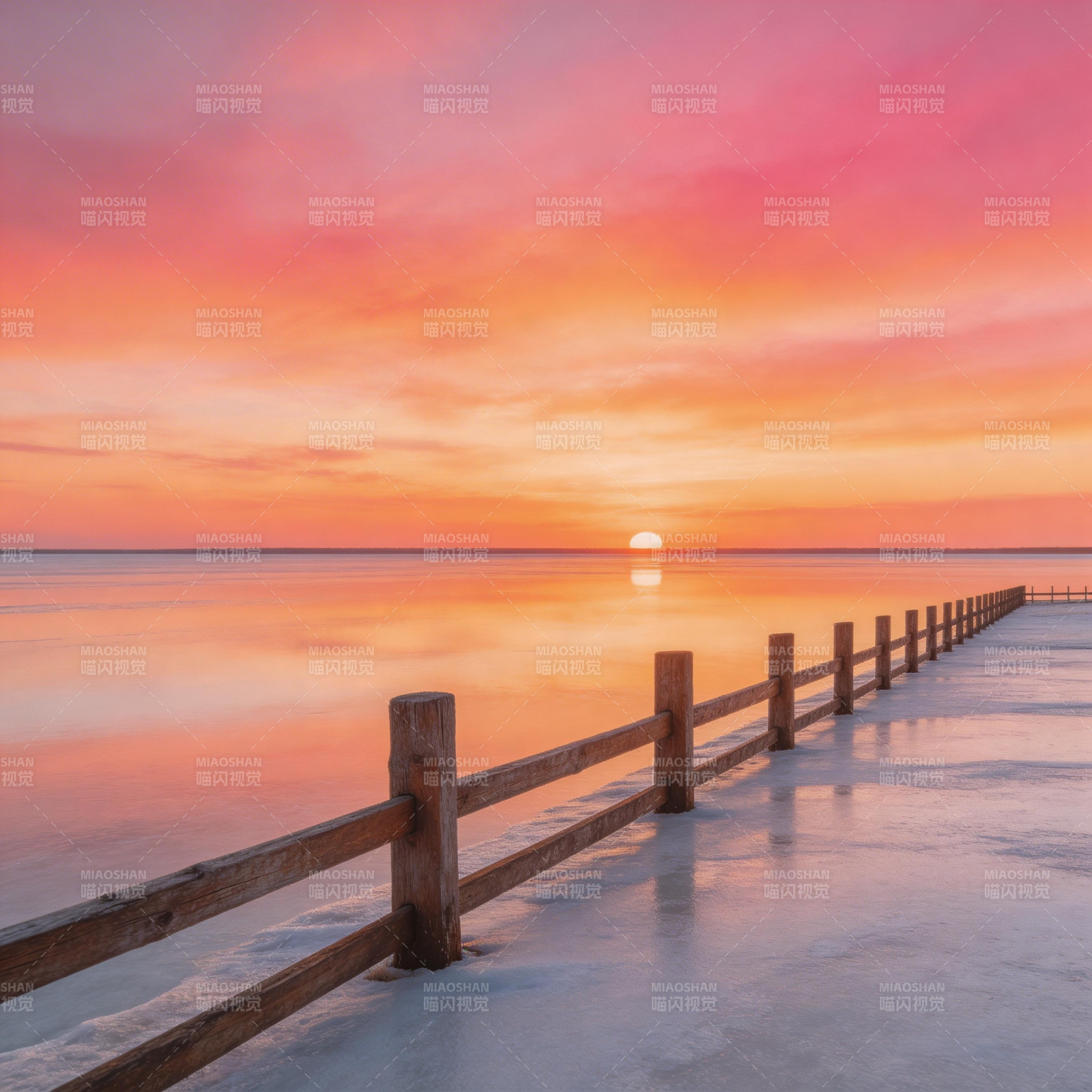 夕阳染红海天 木栏引向远方图片