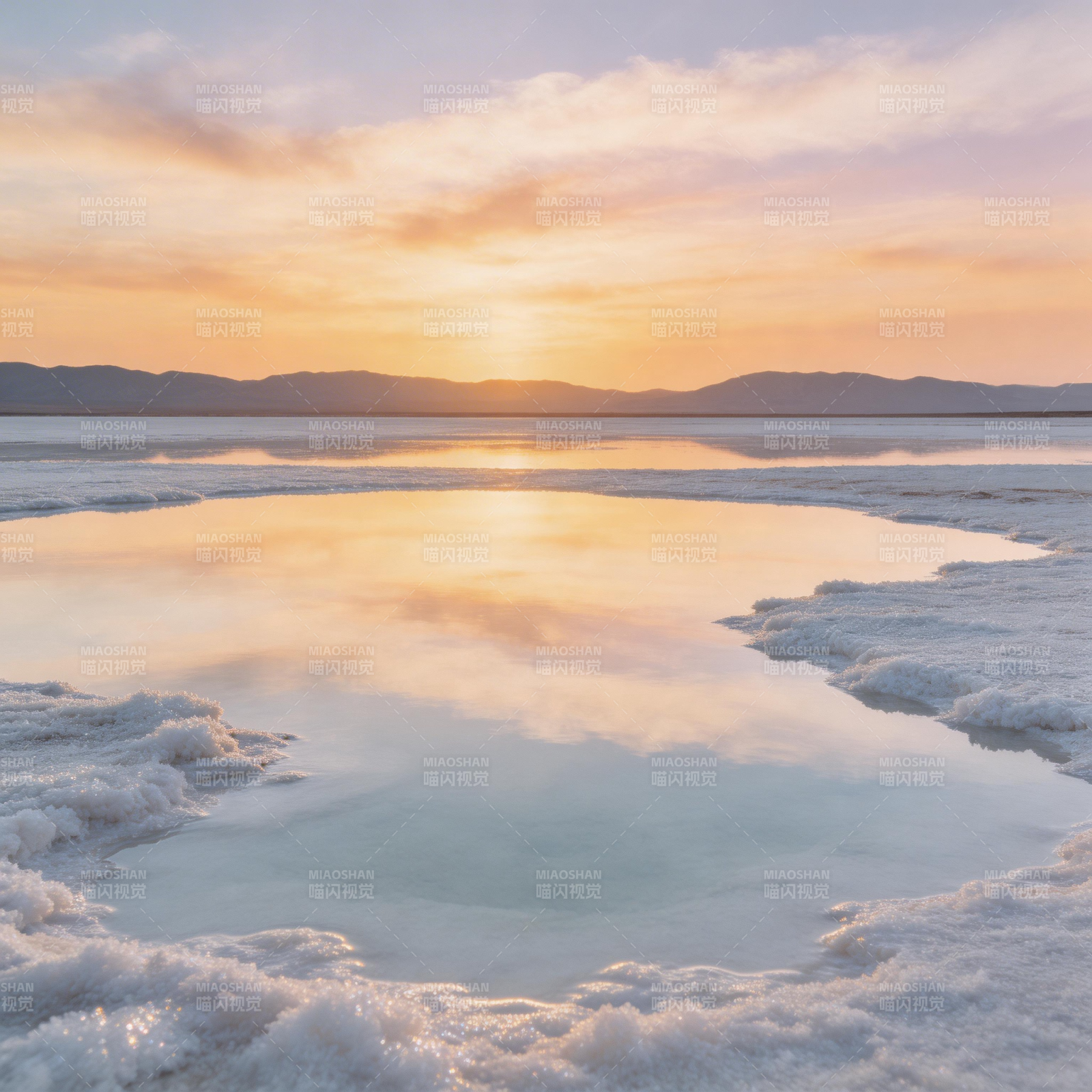 盐湖日落 金辉映雪境图片