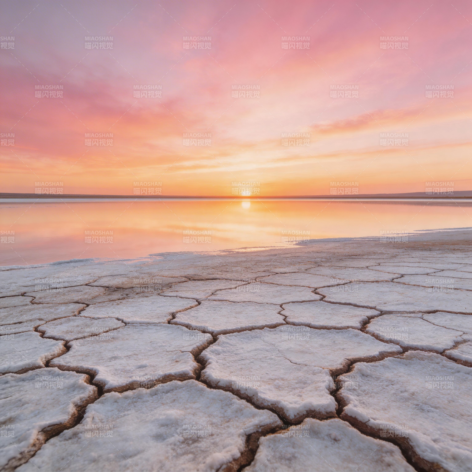 日落盐湖裂纹美图片