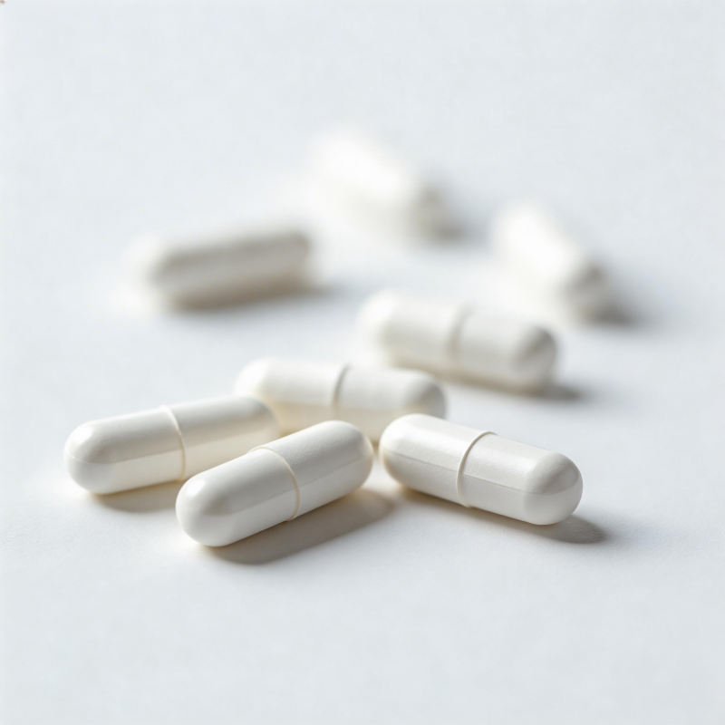 白色胶囊散落桌面图片