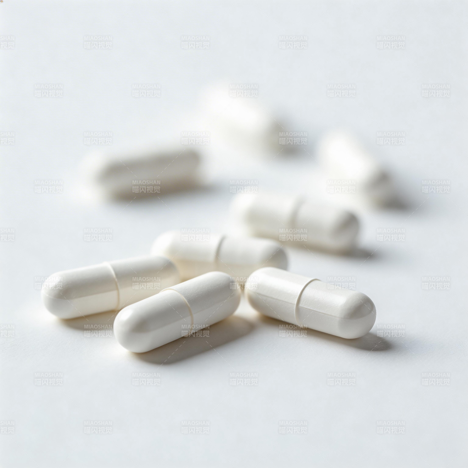 白色胶囊散落桌面图片