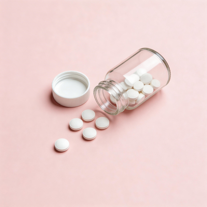 药瓶倾倒 白片散落粉背景图片