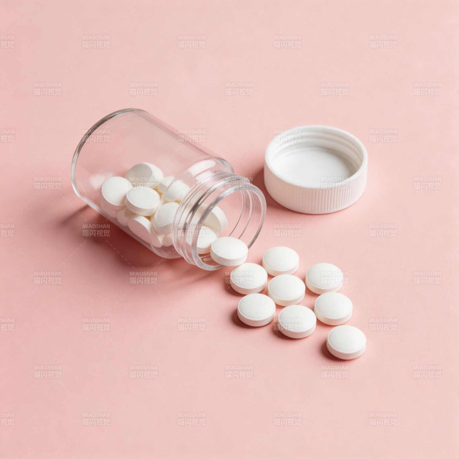 药瓶倾倒 白色药片散落粉背景图片