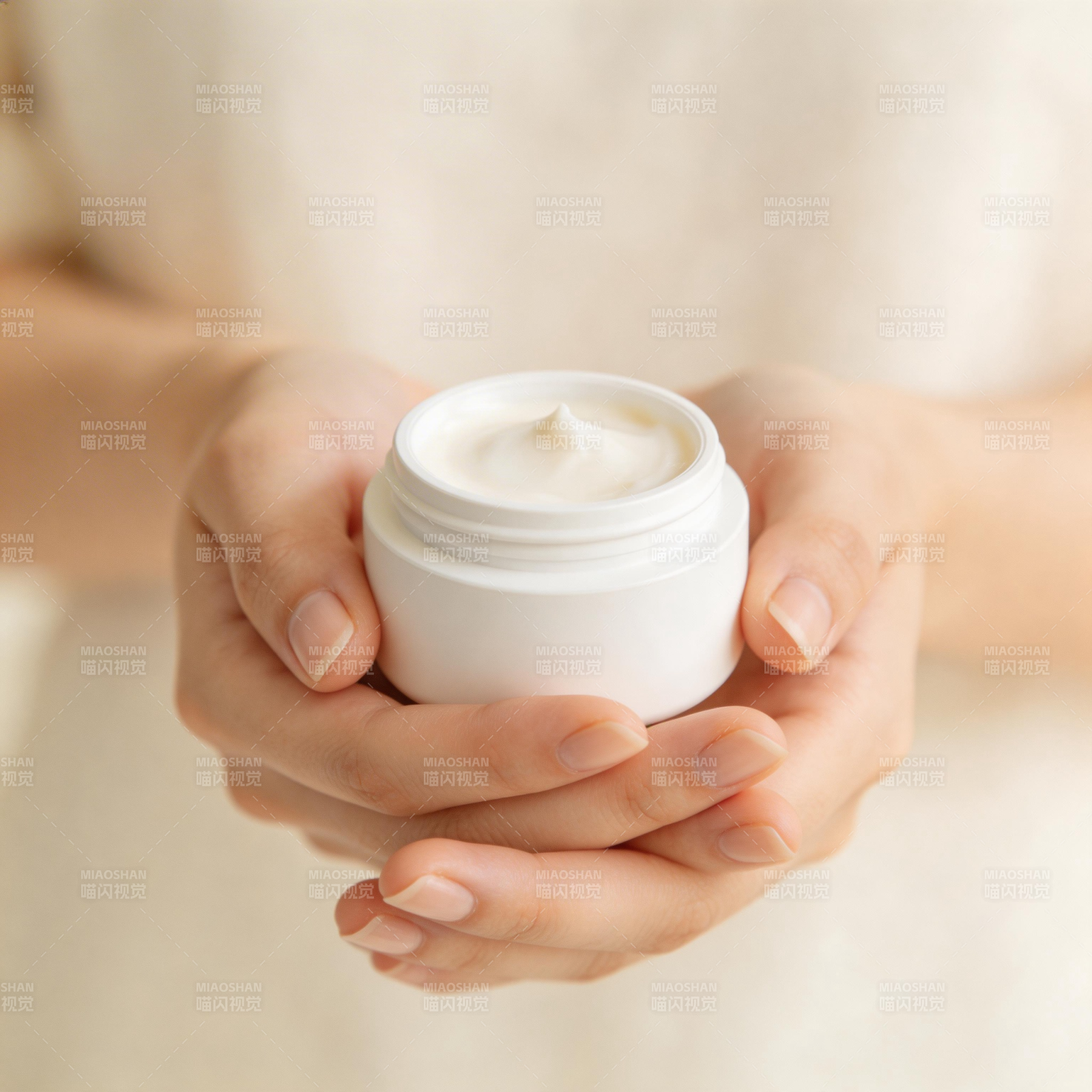 双手捧护肤霜 温柔呵护肌肤图片