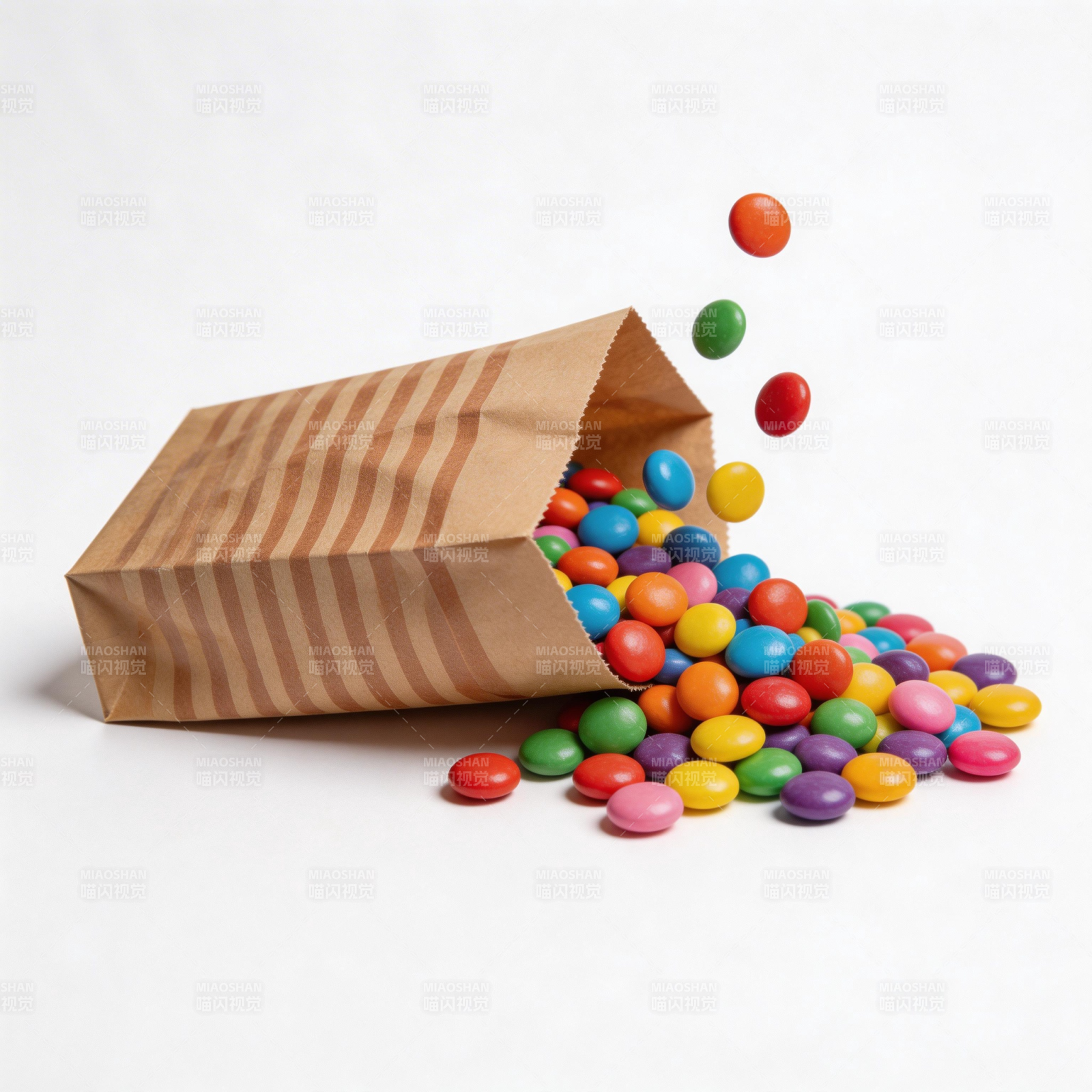 彩色糖果从纸袋中洒落图片
