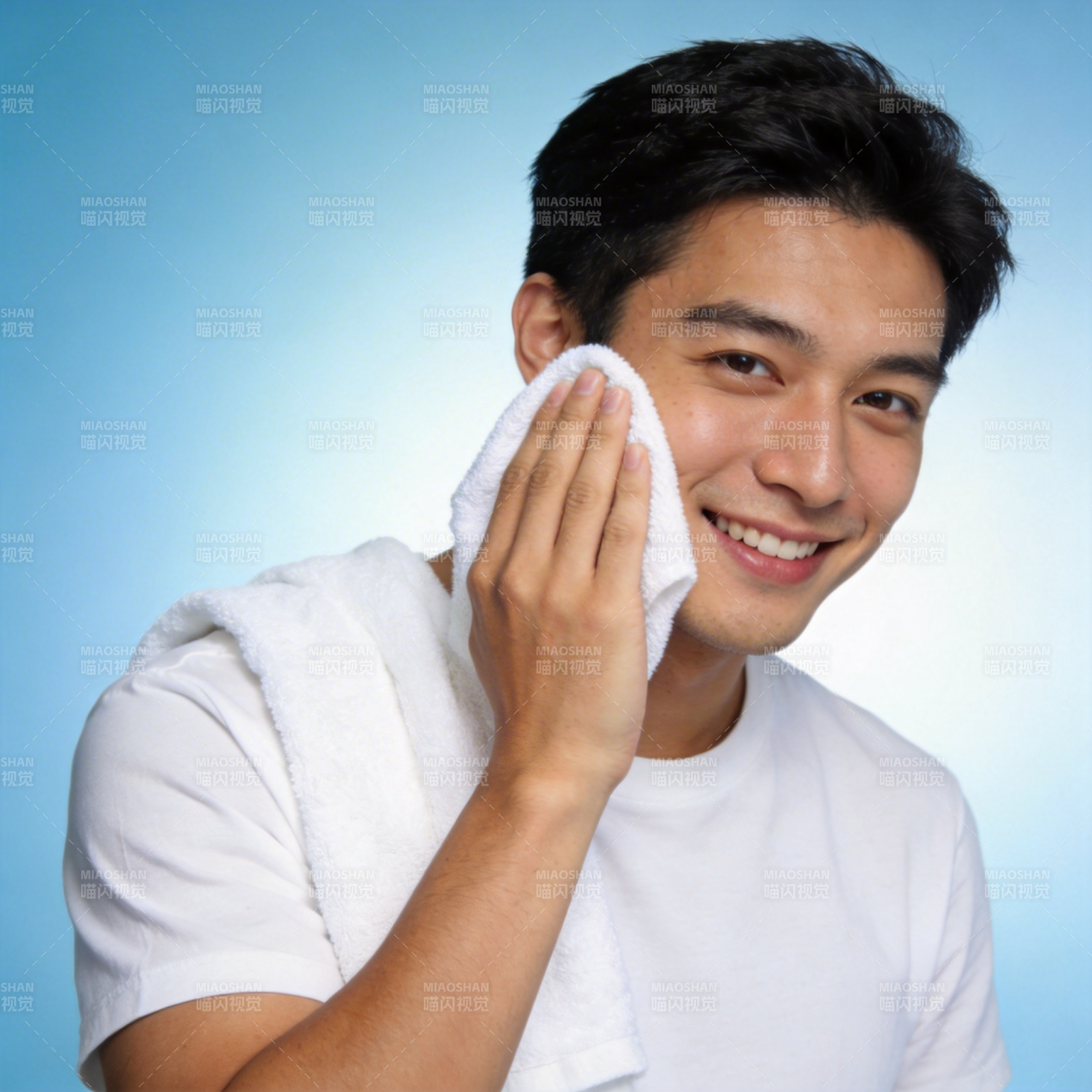 洁面后微笑拭脸 清爽自信图片