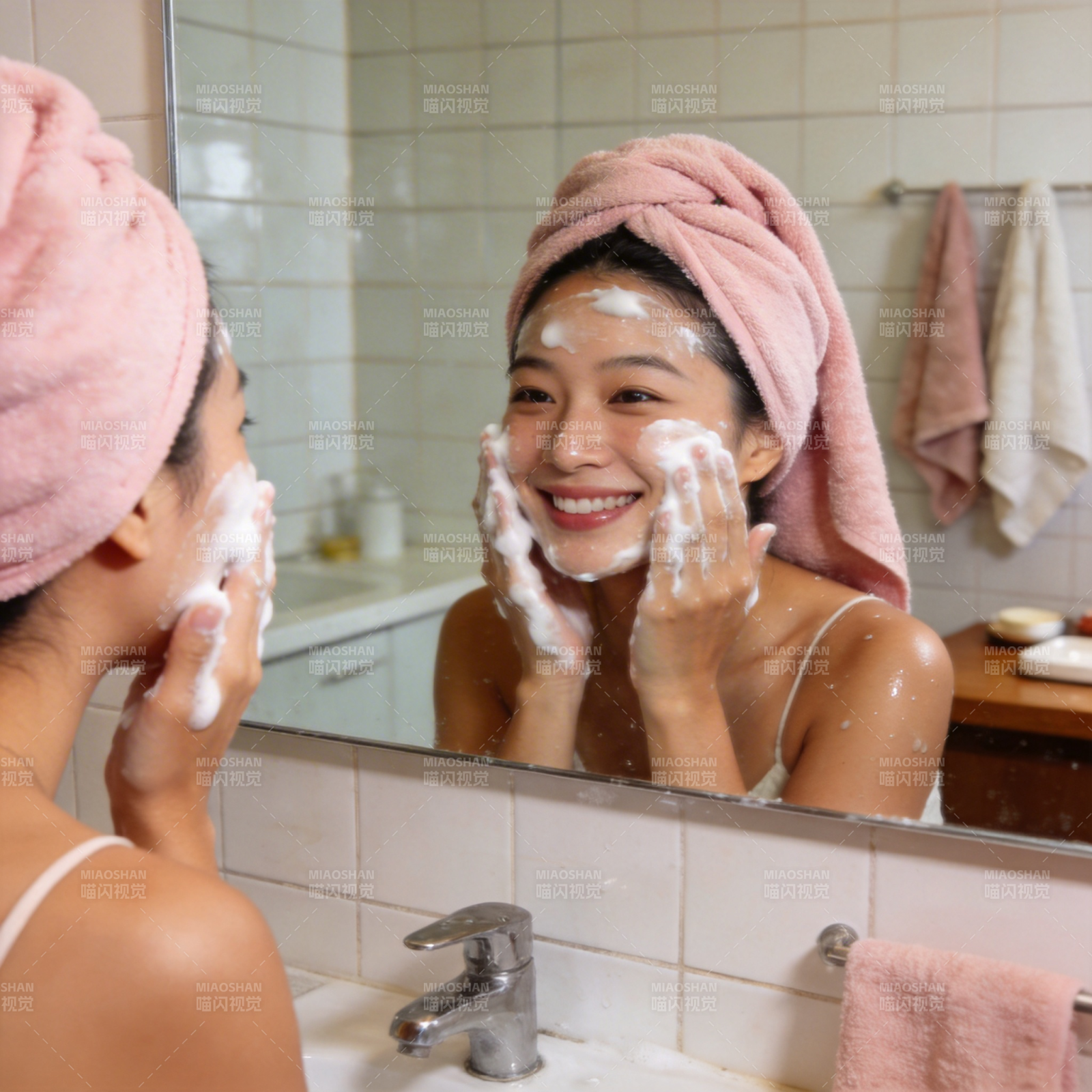 毛巾裹头 泡沫洁面笑盈盈图片