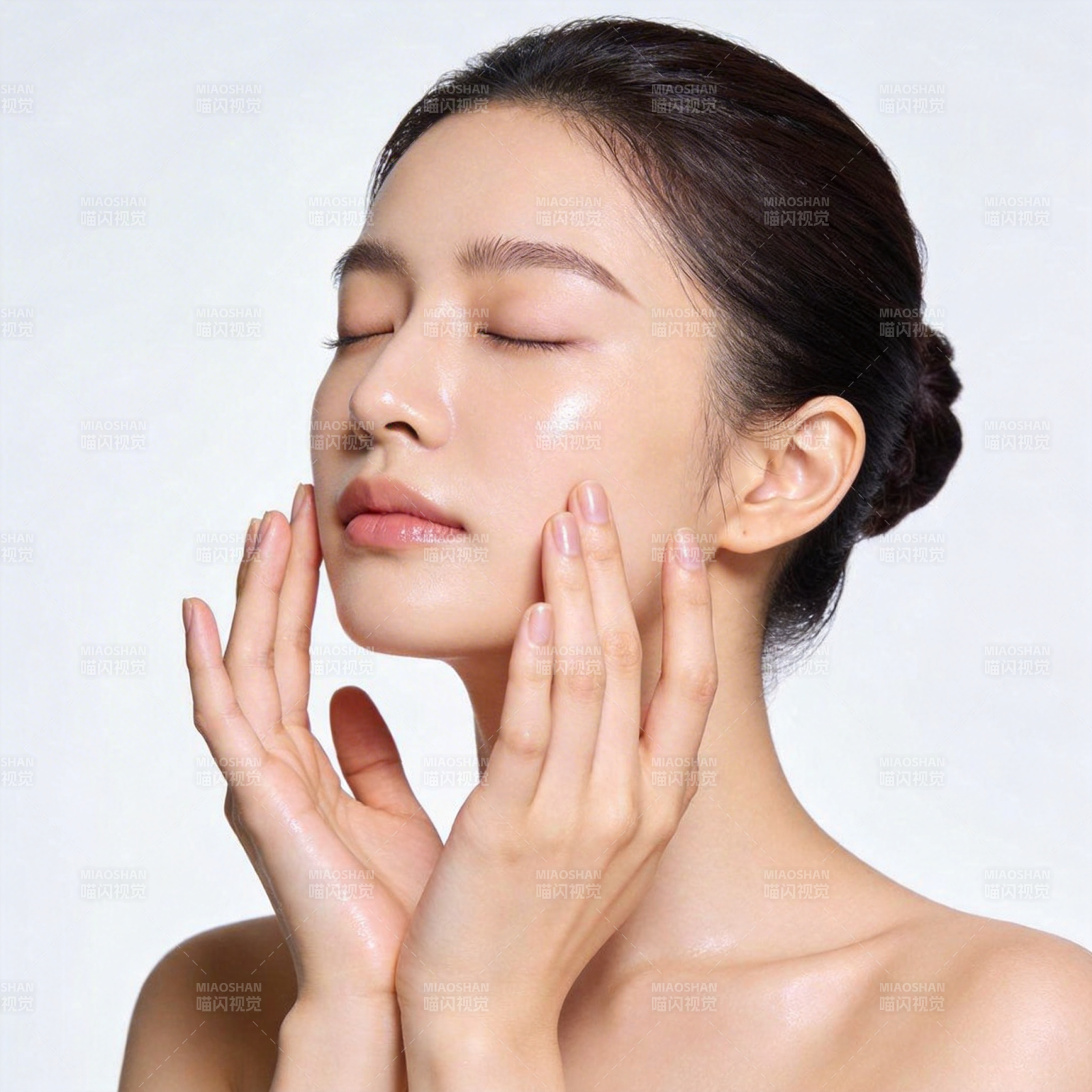 轻抚脸颊 静享柔光肌图片
