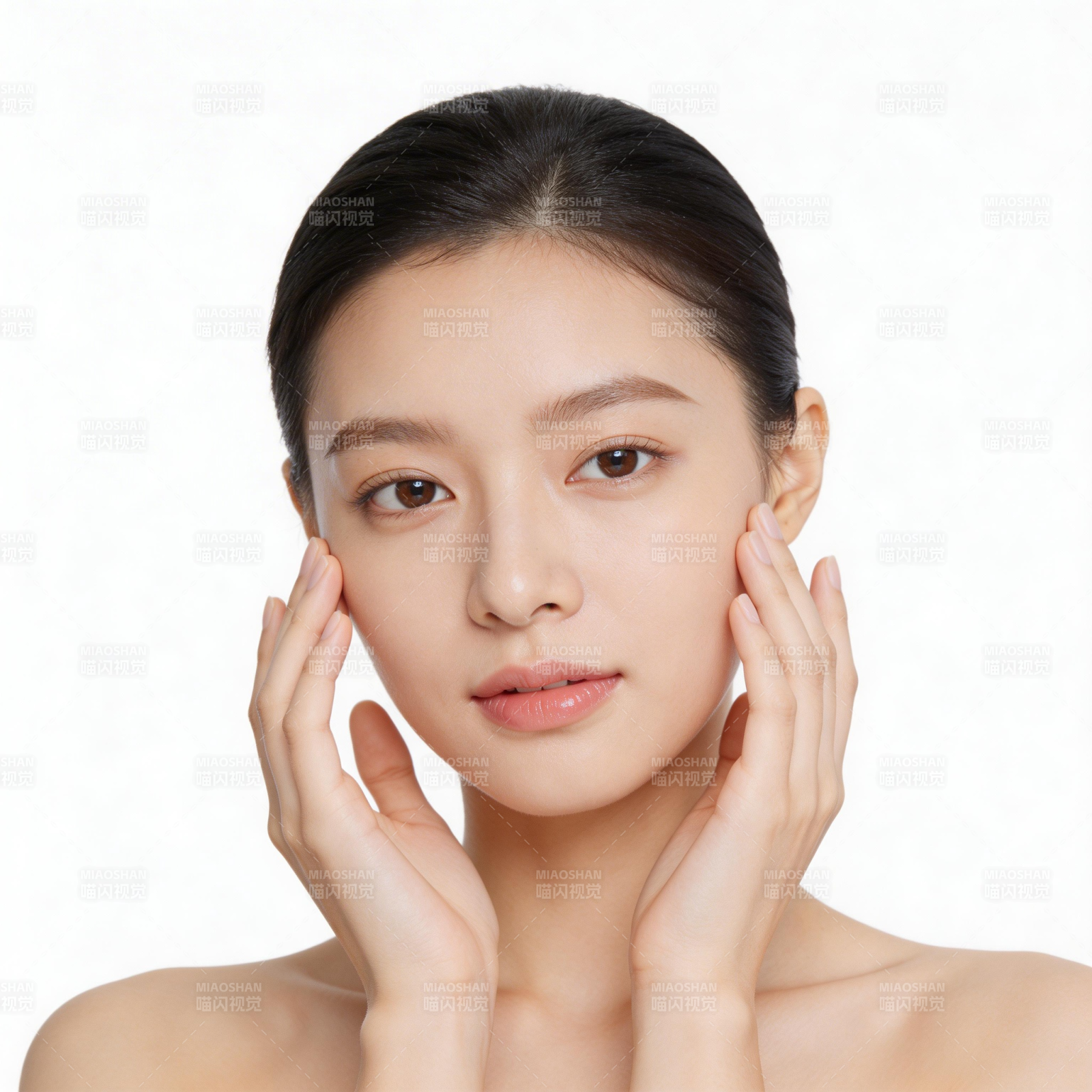 素颜女神 双手轻抚脸颊图片