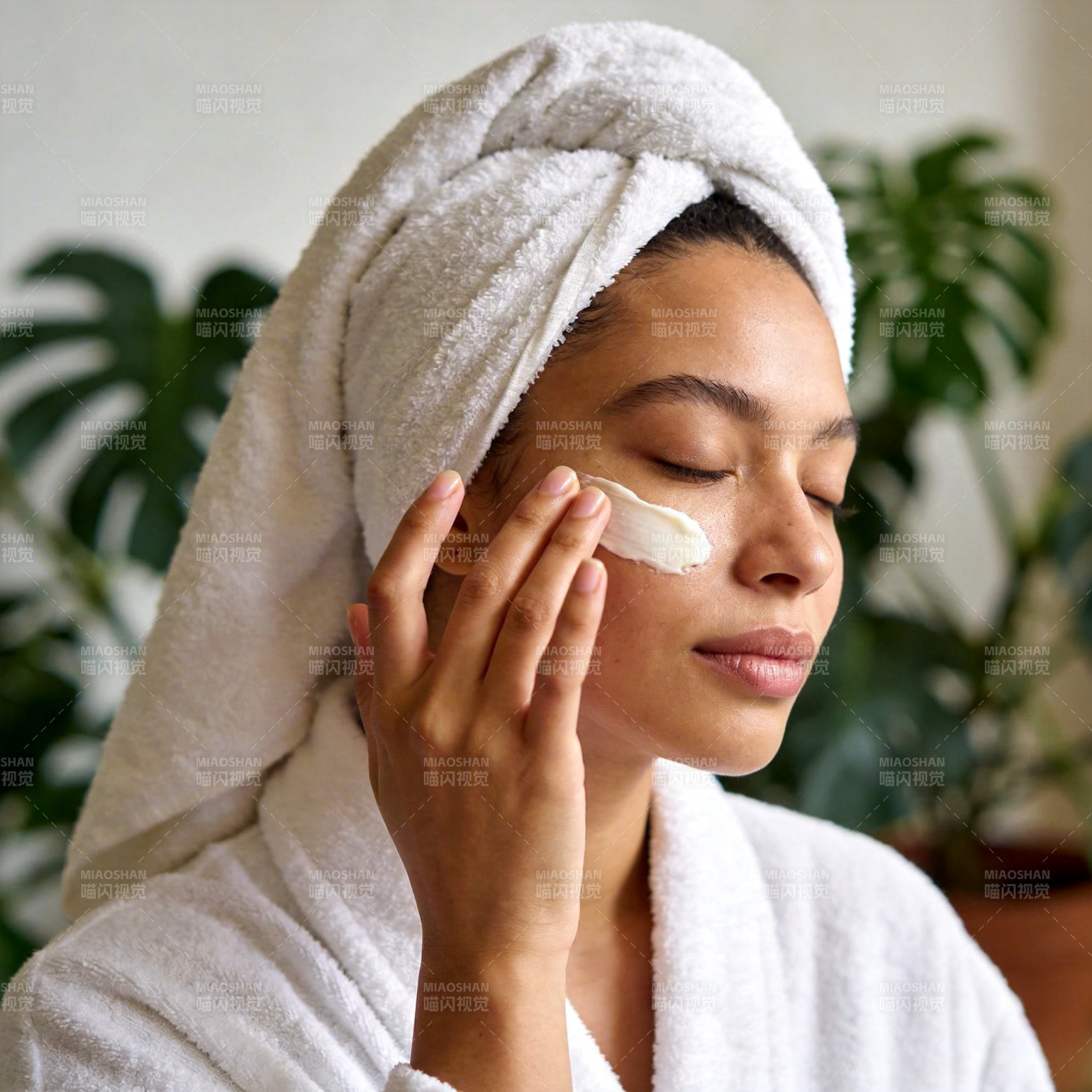毛巾裹头 轻抹面霜享静谧图片