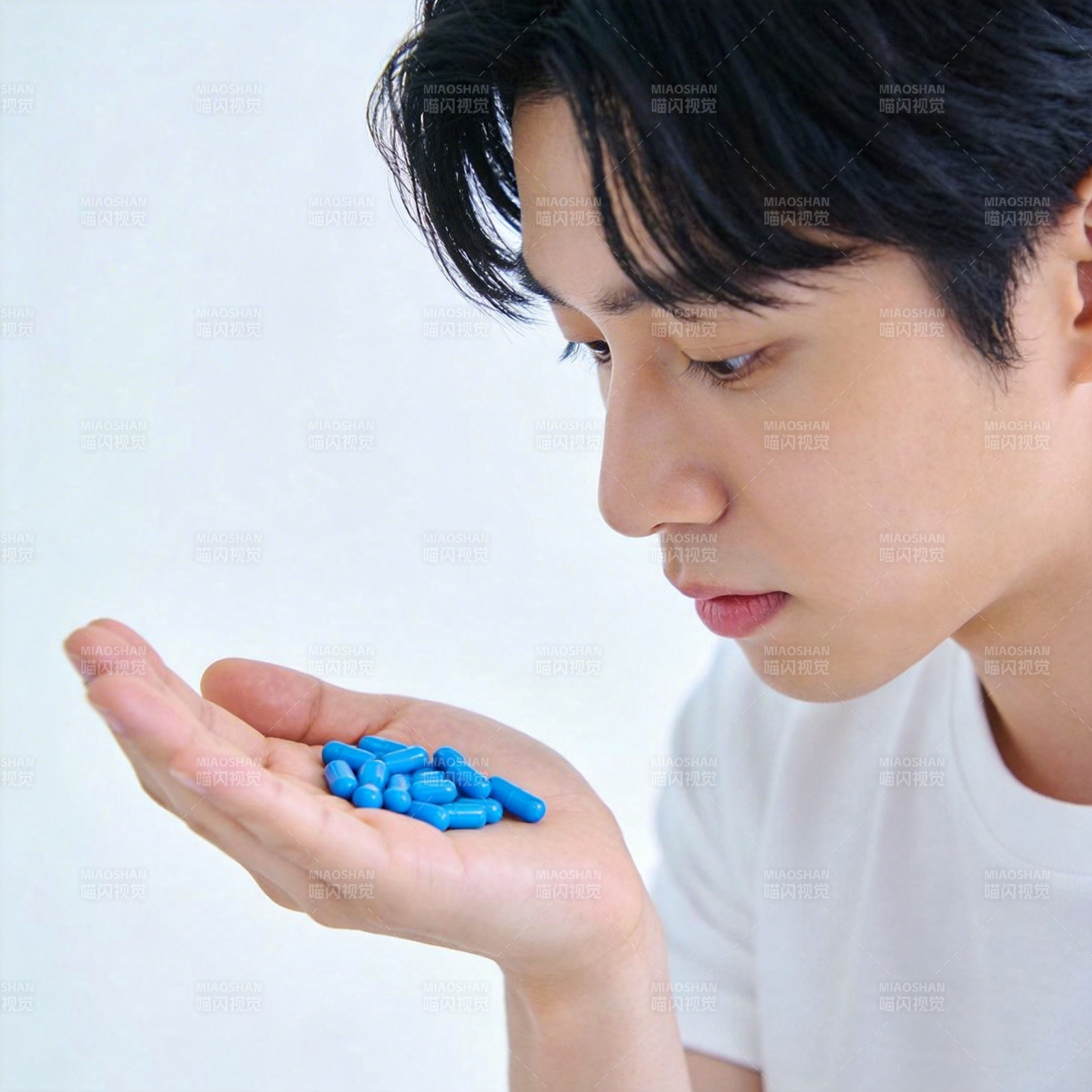 手握蓝药 凝神细看图片