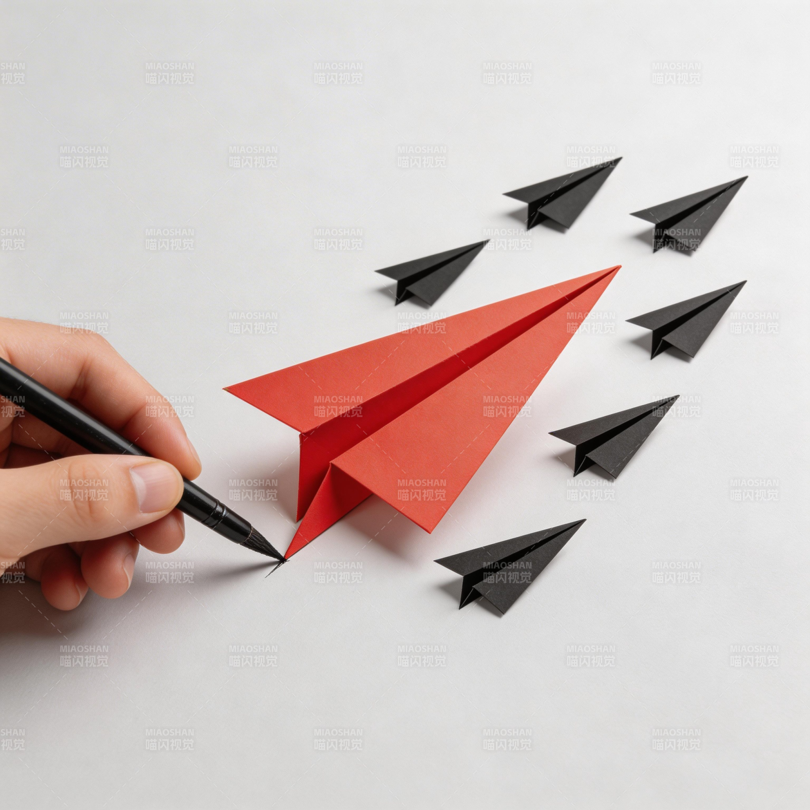 红纸飞机领黑机群飞行图片