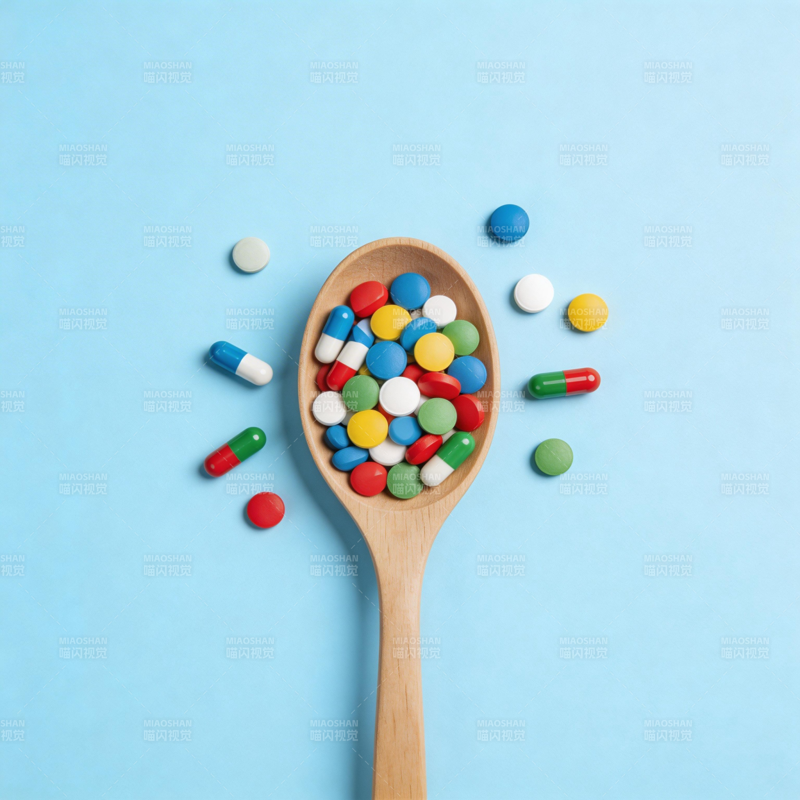 药勺彩丸 蓝底清新图片