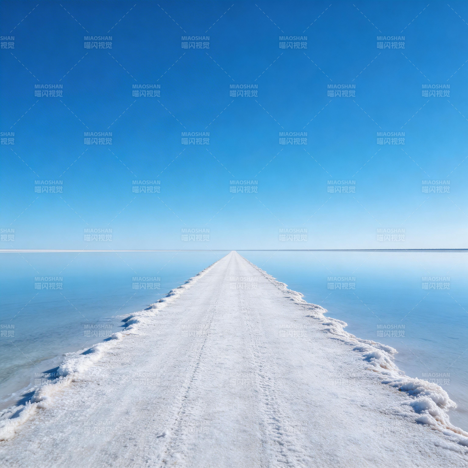 盐路通天际 蓝水映苍穹图片