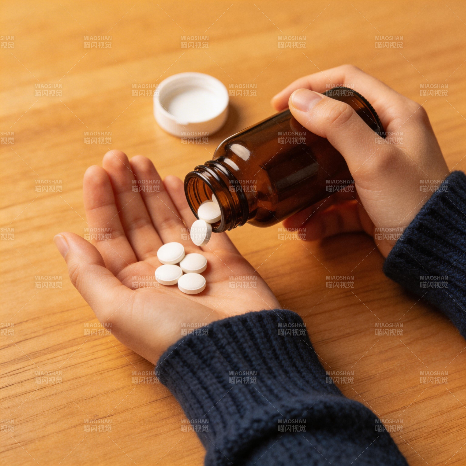 倒药片入掌心图片