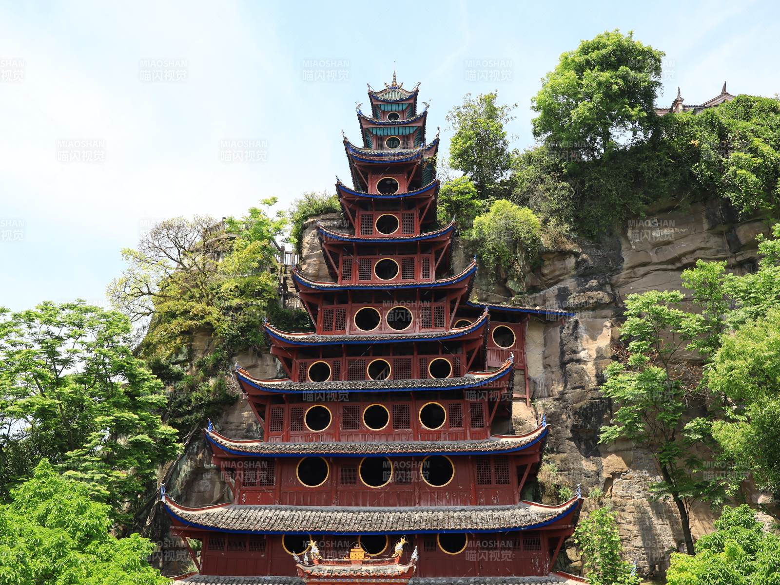 石宝寨塔楼依山而建图片