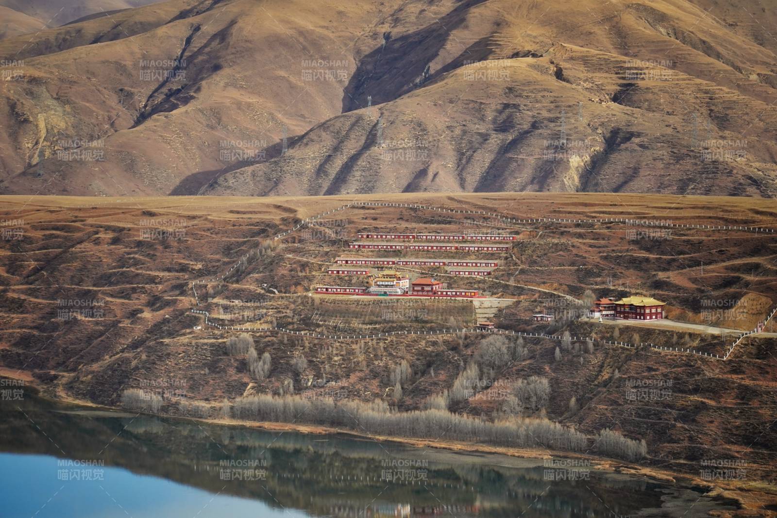 卡萨湖畔古寺映山影图片