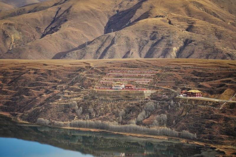 卡萨湖畔古寺映山影图片