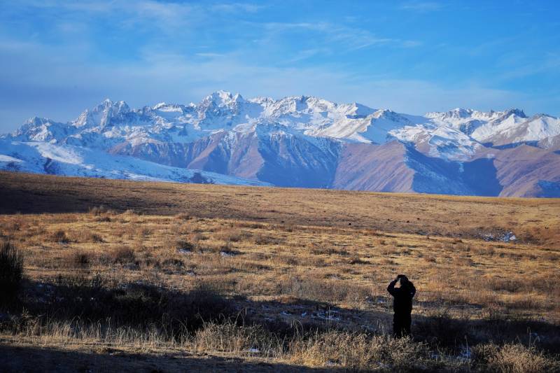 川西雪山下的孤独身影图片