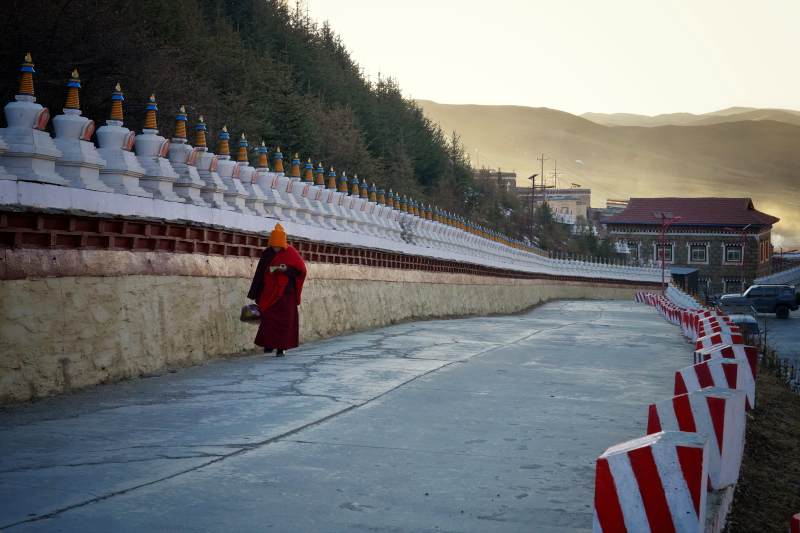 川西僧行白塔旁 夕照山寺静图片