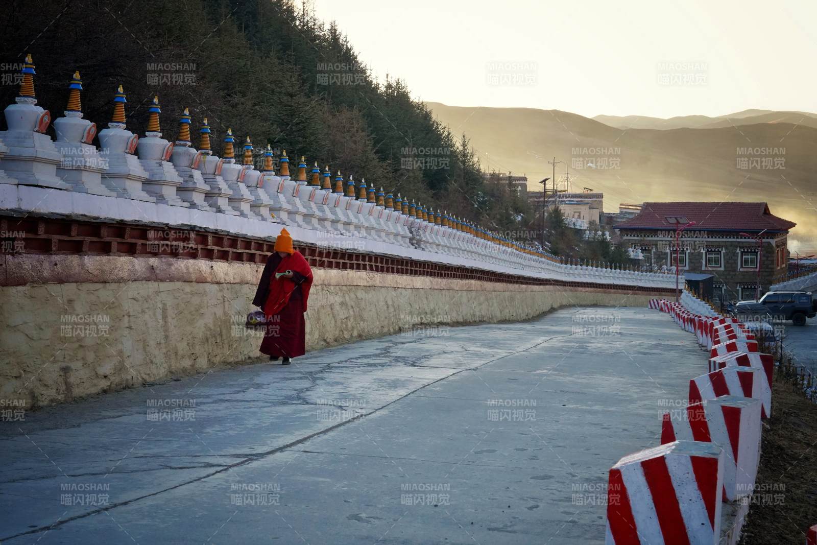 川西僧行白塔旁 夕照山寺静图片