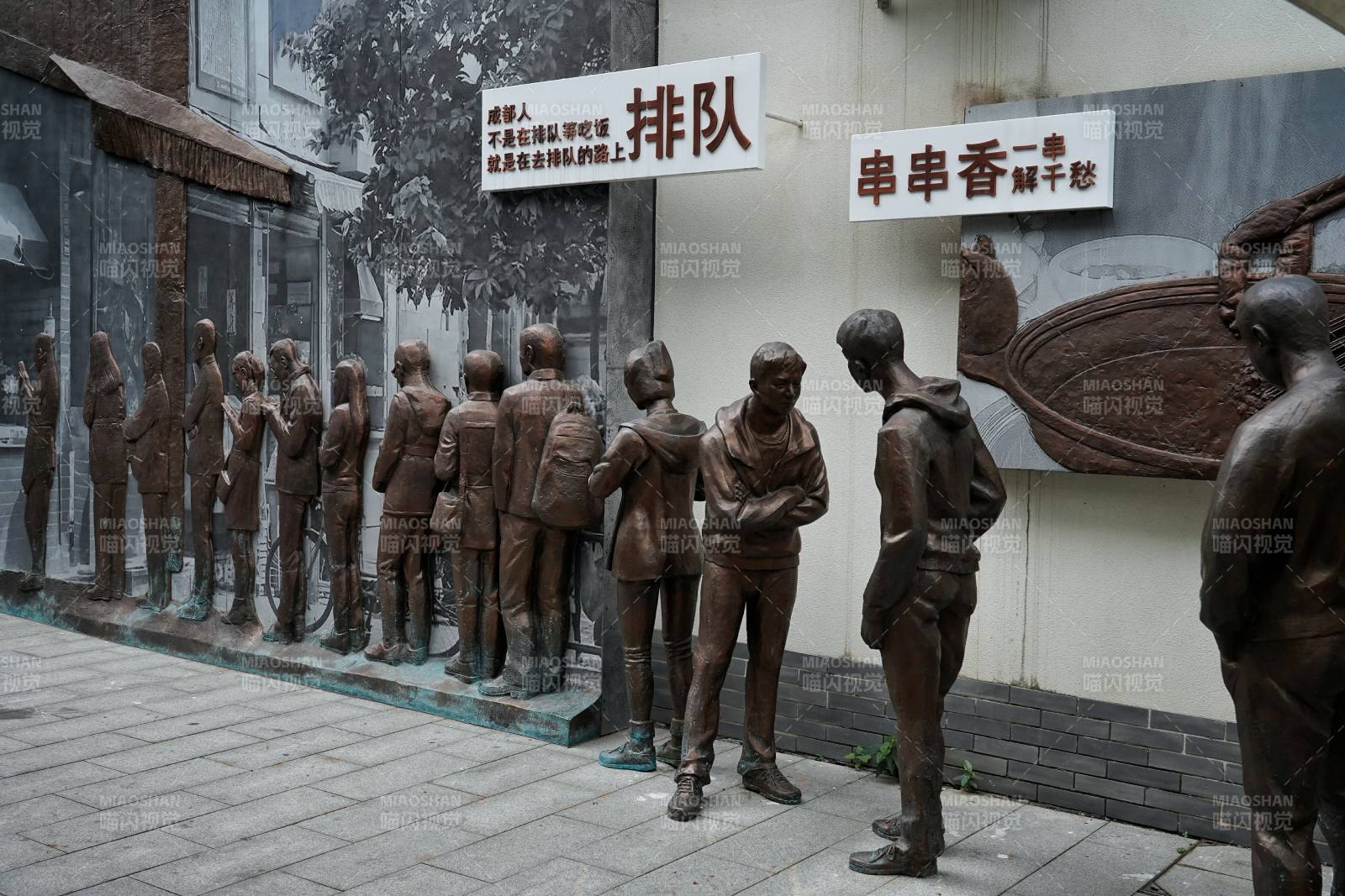 排队买串串香雕塑群像图片