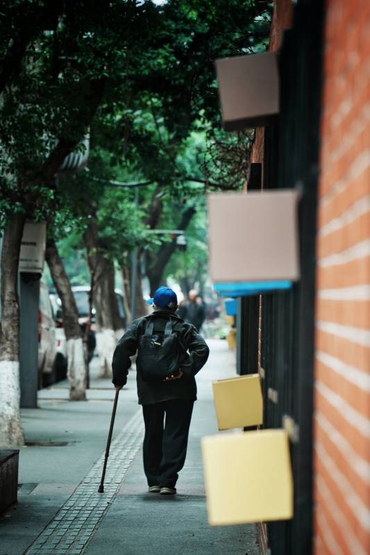 拄杖老人背影行街巷图片