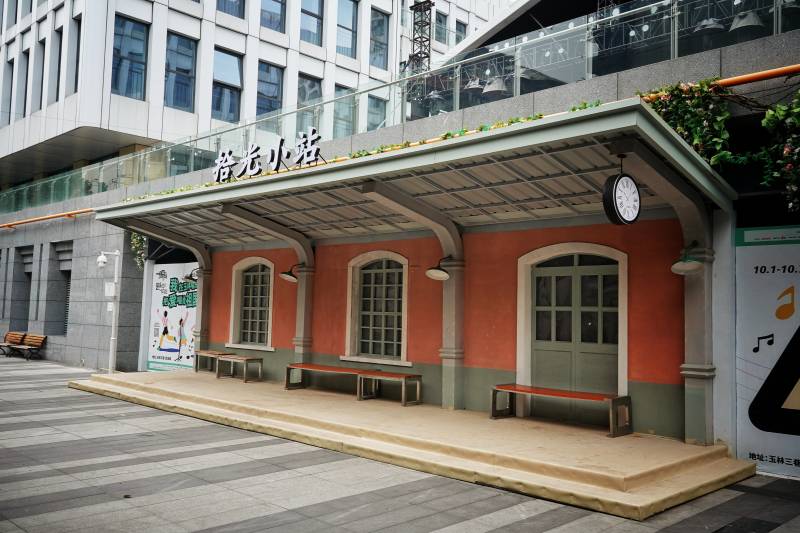 玉林街角小站 复古风候车亭图片