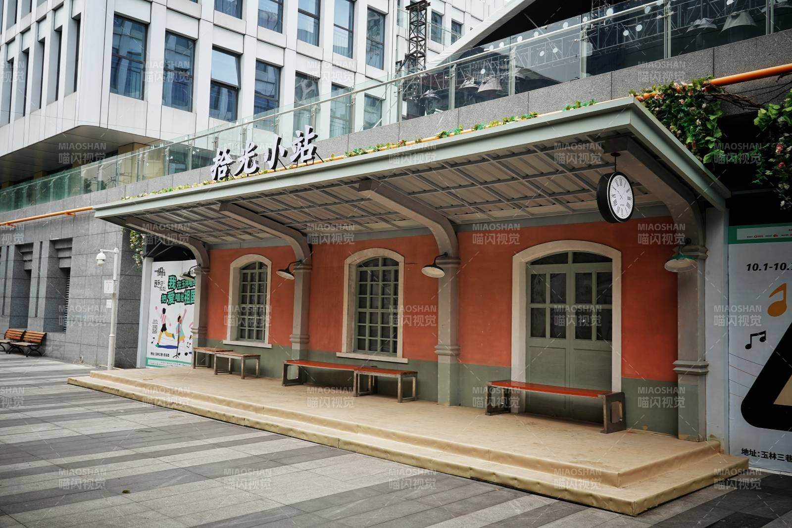 玉林街角小站 复古风候车亭图片