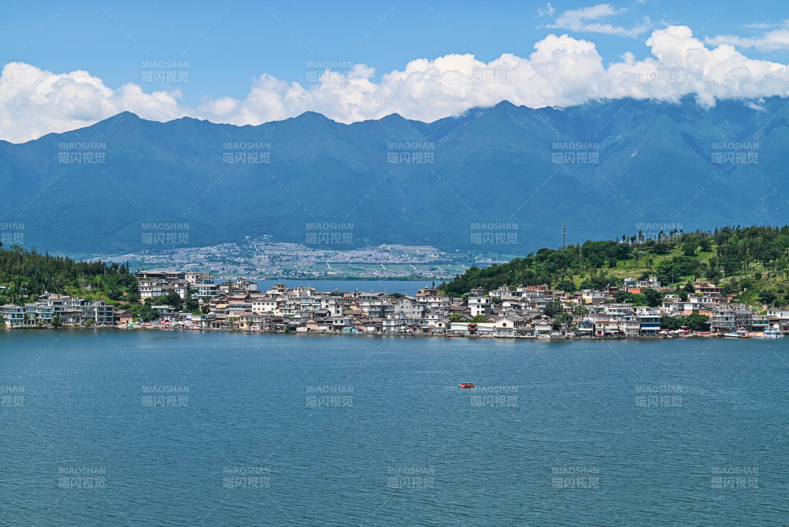 湖光山色映小镇图片