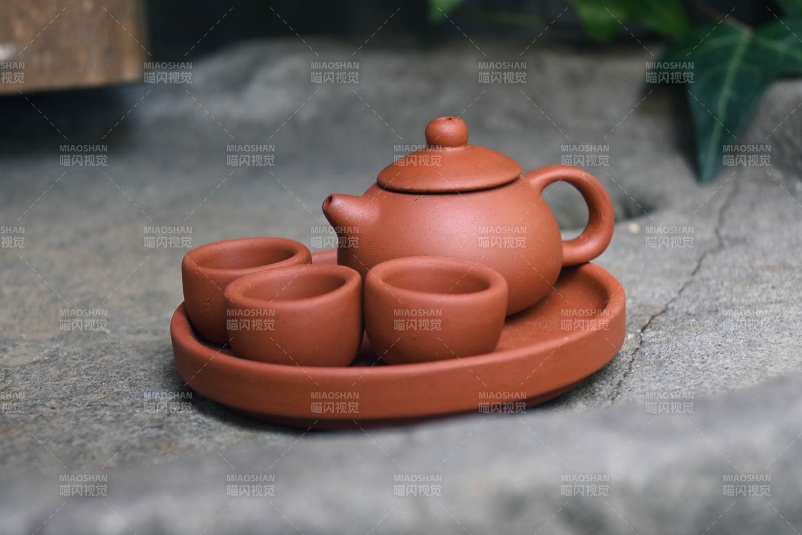 紫砂茶具静置石上图片